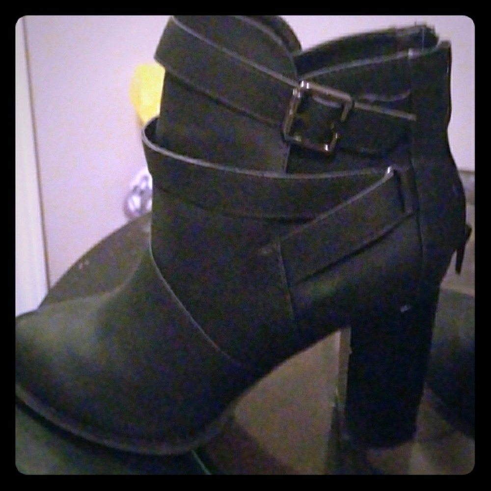 Booties brand new just to big